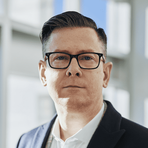 Homme avec des lunettes