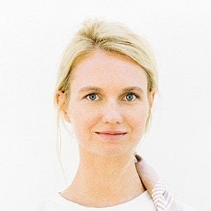 Femme blonde souriante