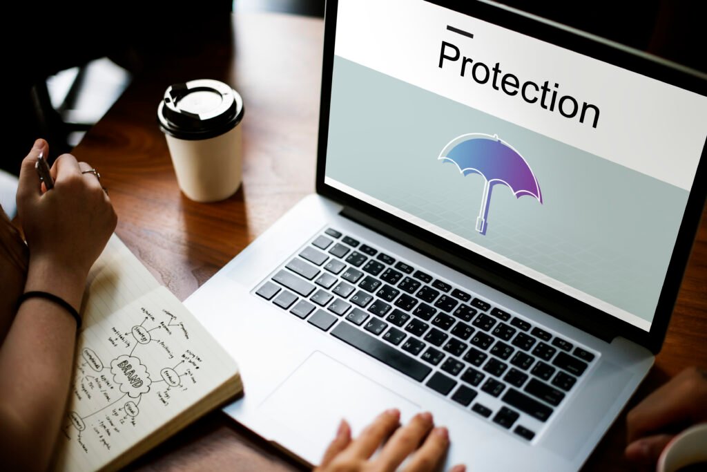 Pc sur une table bureau avec écrit Protection